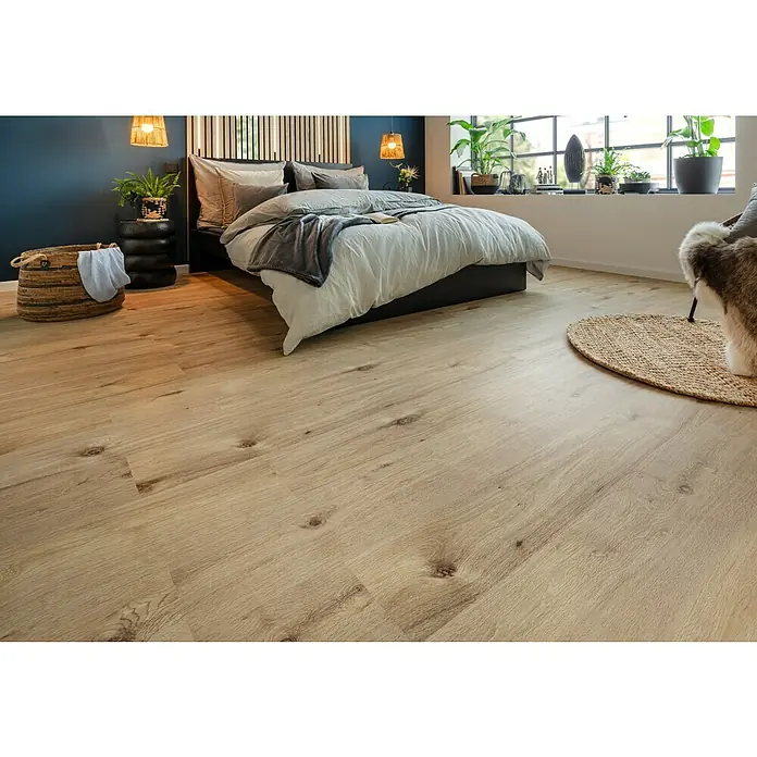 Manta para sofá Happy - 150 x 200 cm, Negro - Primer plano de un suelo de madera clara en un dormitorio, que aporta calidez y belleza natural al espacio. El laminado es duradero y fácil de mantener.