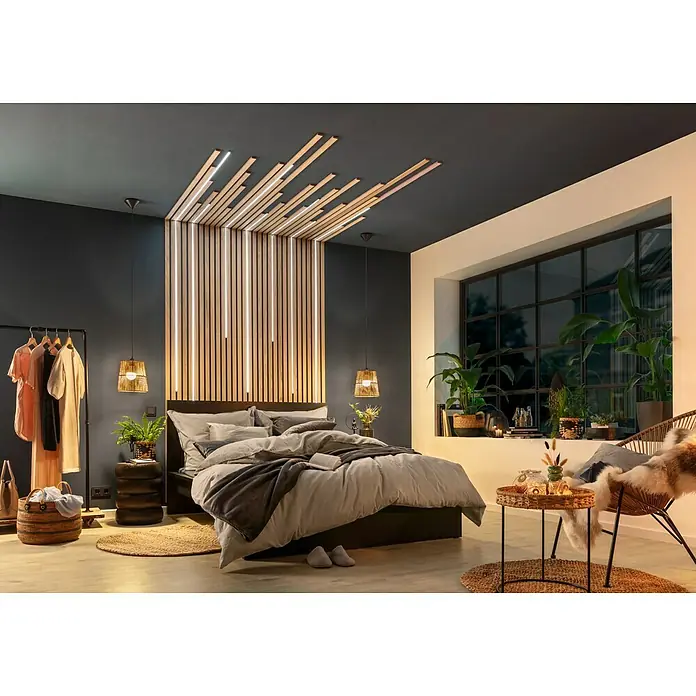 Juteteppich Nature 502 - Naturbraun, Durchmesser: 100 cm, 100 % Jute - Geräumiges Schlafzimmer mit einem grossen Doppelbett, einem auffälligen Holzpaneel an der Wand und einer modernen Deckenbeleuchtung, die eine angenehme Atmosphäre schafft.