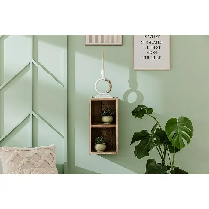 Manta para sofá Happy - 150 x 200 cm, Blanco - Estante de madera de pared con dos compartimentos, decorado con plantas en macetas y un candelabro, creando un ambiente acogedor y elegante.