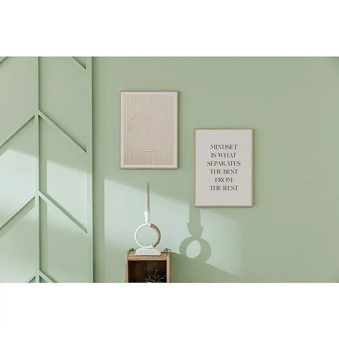 Reinders Bild Slim Frame WoodMindset, B x H: 30 x 40 cm - Einrichtungsidee mit zwei gerahmten Kunstdrucken an einer mintgrünen Wand, darunter eine dekorative Kerze auf einer Holzkiste.