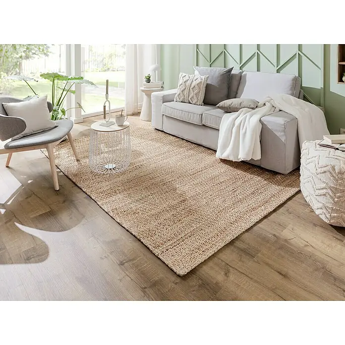 Kerzenhalter Medina - 1 Stk., Oval, Weiß - Ein beigefarbener Sisalteppich liegt in einem Wohnzimmer unter einem Sofa, einem Sessel und einem Beistelltisch.