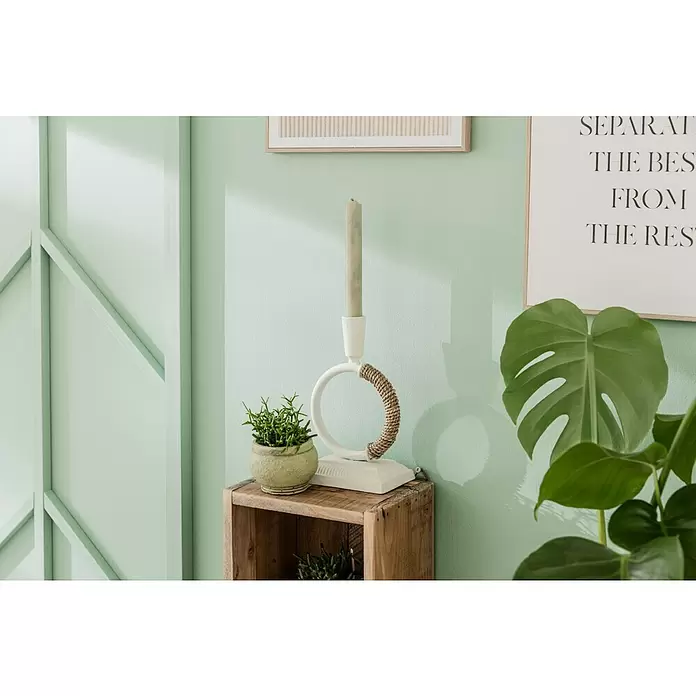 Reinders Bild Slim Frame Wood - Mindset, B x H: 30 x 40 cm - Weißer Kerzenständer mit geflochtenem Seildetail und hellgrüner Kerze, auf einer Holzkiste neben einer kleinen Pflanze.