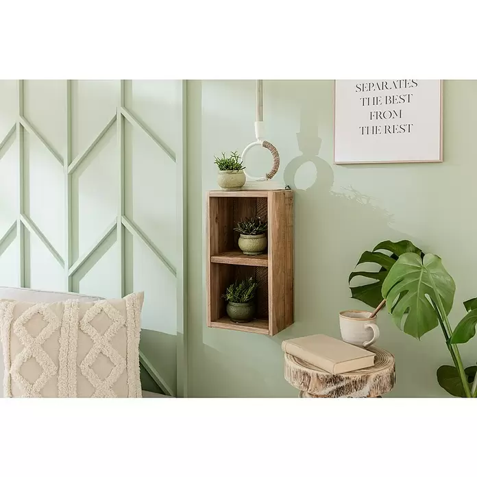 Reinders Bild Slim Frame Wood - Mindset, B x H: 30 x 40 cm - Gemütliche Einrichtung: Holzregal mit Pflanzen, strukturiertes Kissen, Buch und Tasse auf Naturholzschemel.