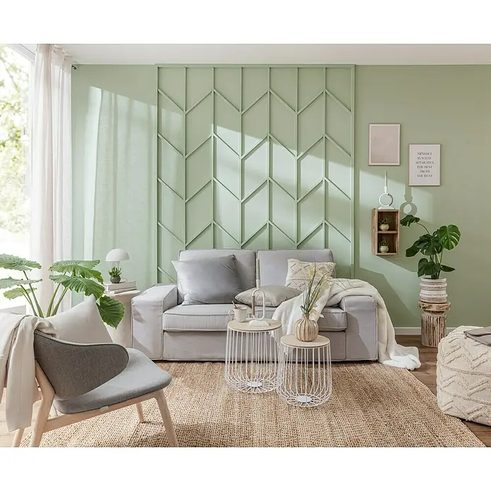 Alpina Wandfarbe Feine FarbenHüterin der Freiheit, Matt, 2,5 l, Konservierungsmittelfrei - Wohnzimmer mit mintgrüner Wand, Sofa, Sessel, Couchtischen und Teppich. Die Einrichtung ist modern und gemütlich und lädt zum Entspannen ein.