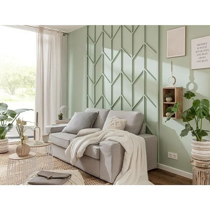 Kerzenhalter Medina - 1 Stk., Rund, Weiß - Einladendes Wohnzimmer mit grauem Sofa, hellen Kissen und einer weichen Decke, ergänzt durch dekorative Elemente und Pflanzen für eine gemütliche Atmosphäre.