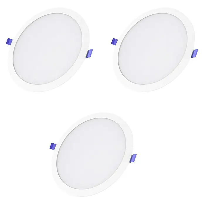 Tween Light Downlight empotrable LED redondo Kantor - 18 W, Ø x Al: 22 x 2,58 cm, Blanco, Blanco neutro, 3 ud. - Tres luces de techo LED con forma redonda y soportes azules sobre un fondo negro.
