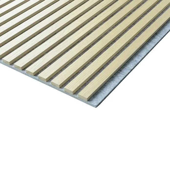 FN Neuhofer Akustikpaneel Acustico - Eiche natur foliert, L x B x S: 2.400 x 572,5 x 19 mm - Nahaufnahme einer Holzpaneel-Akustikplatte mit hellen Holzlatten auf einem grauen Filzträger.