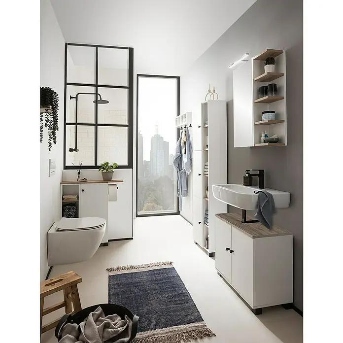 Schildmeyer Bento LED-Spiegelschrank - B x H: 49,7 x 74,4 cm, Holz, Weiß - Modernes Badezimmer mit weißen Möbeln, einer Dusche mit schwarzem Rahmen und einem Fenster mit Blick auf die Stadt.