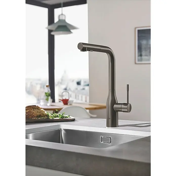 Grohe Essence Spültischarmatur - L-Auslauf, Hard Graphite, Matt - Elegante Küchenarmatur in dunklem Edelstahl. Modernes Design trifft auf Funktionalität in der Küche.