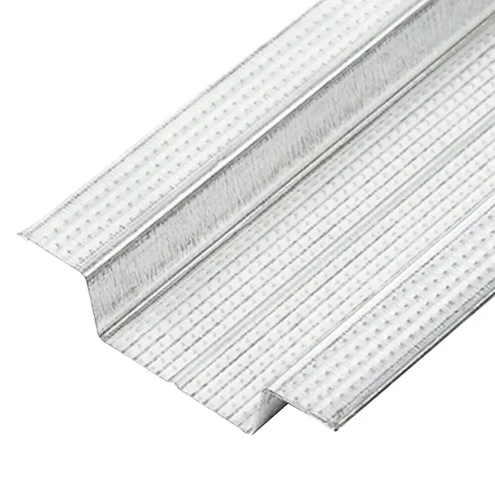 Placo Saint-Gobain Perfil para montaje Omega Maestra - Largo: 3 m, Plata - Primer plano de un perfil metálico plateado con superficie punteada, utilizado para construcción o edificación.