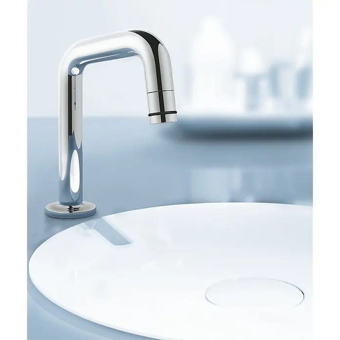 Grohe Kaltwasser-Standventil Universal - U-Auslauf, Chrom, Glänzend - Glänzender, moderner Wasserhahn auf einem weißen Waschbecken. Schlichtes und elegantes Design für jedes Badezimmer.