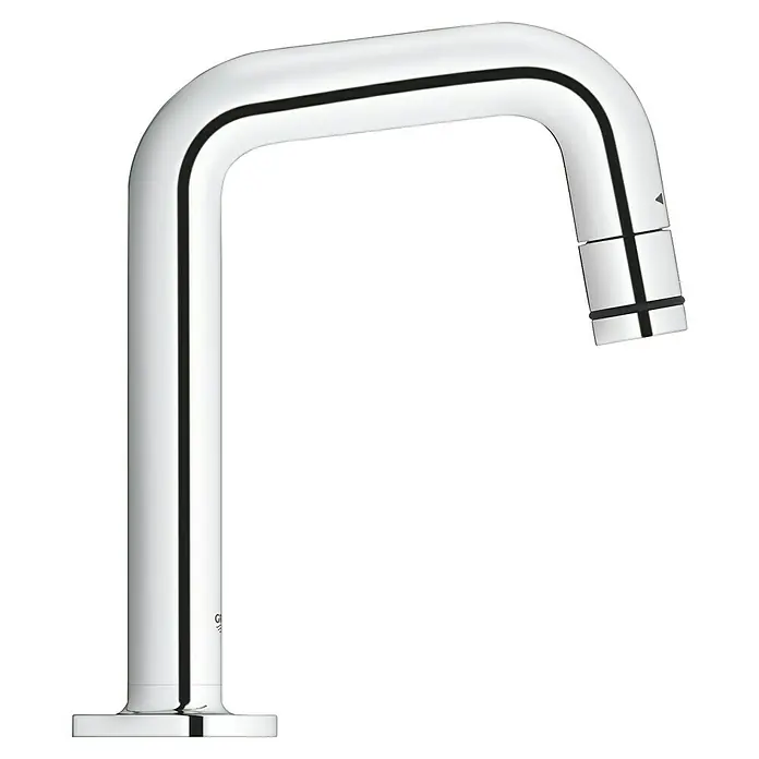 Grohe Kaltwasser-Standventil Universal - U-Auslauf, Chrom, Glänzend - Abgebildet ist ein moderner, verchromter Wasserhahn mit einem markanten, kantigen Design und klaren Linien, der Eleganz und Funktionalität vereint.