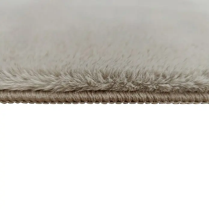 Alfombra de pelo corto Bunny - Taupé, 110 x 60 cm, 100% poliéster - Primer plano de una alfombra beige que muestra una textura suave y bordes bien acabados, ideal para dar calidez a cualquier estancia.