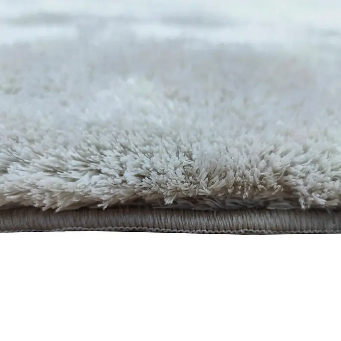 Alfombra de pelo largo Bolonia - Blanco, 115 x 60 cm - Primer plano de una lujosa alfombra de pelo largo. La textura suave y la artesanía son claramente visibles.