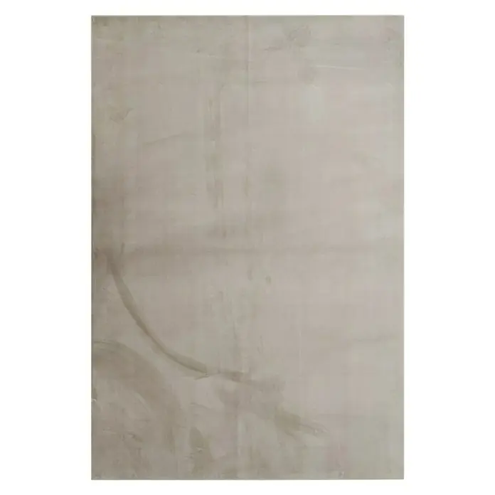 Alfombra de pelo corto Aiden - Arena, 170 x 120 cm, Poliéster - Una pared gris con texturas sutiles y variaciones de color que crean una estética tranquila y minimalista.