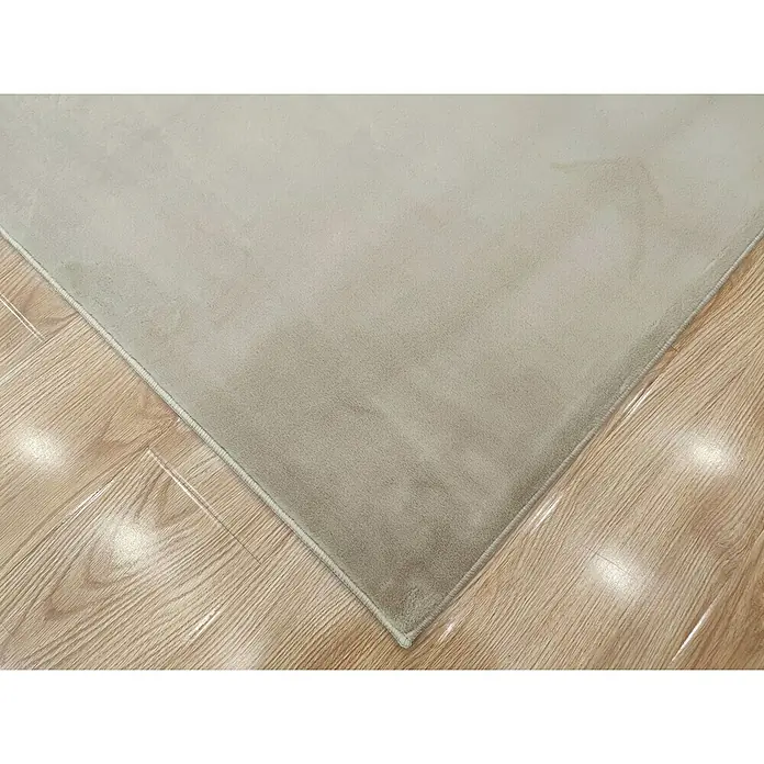 Alfombra de pelo corto Aiden - Arena, 170 x 120 cm, Poliéster - Vista detallada de una alfombra beige sobre un suelo de madera, destacando la textura y la paleta de colores suaves.