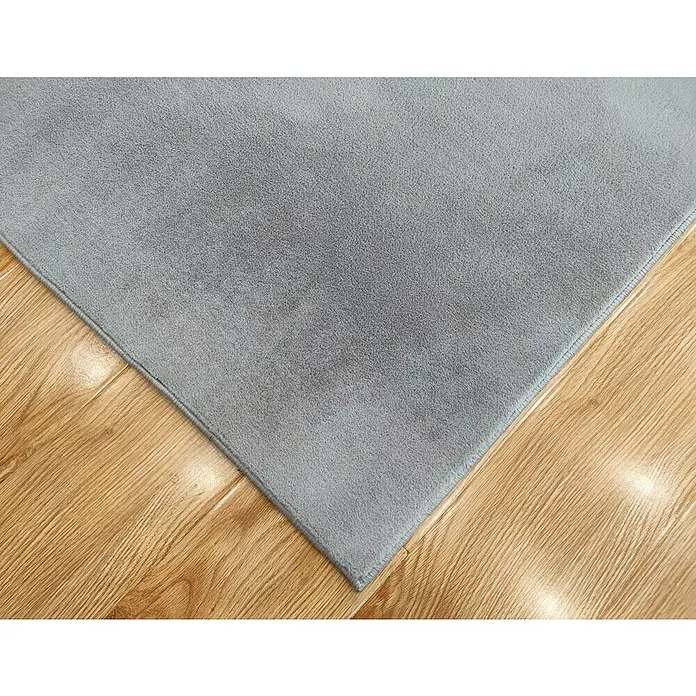 Alfombra de pelo corto Aiden - Gris, 170 x 120 cm, Poliéster - Primer plano de una alfombra gris sobre un suelo de madera, ideal para diseñar un espacio habitable acogedor.