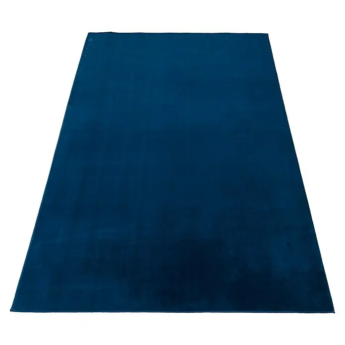 Alfombra de pelo corto Aiden - Azul, 170 x 120 cm, Poliéster - Toma de una alfombra azul marino, de forma rectangular, sobre un fondo negro. La alfombra tiene una superficie lisa.
