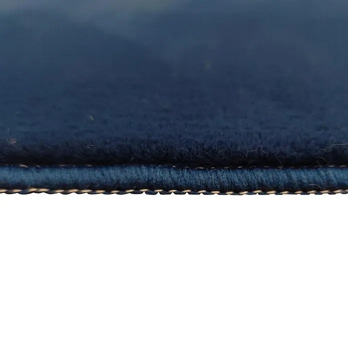 Alfombra de pelo corto Aiden - Azul, 170 x 120 cm, Poliéster - Primer plano de una alfombra con pelo azul y un borde decorativo. Ideal para interiores acogedores.