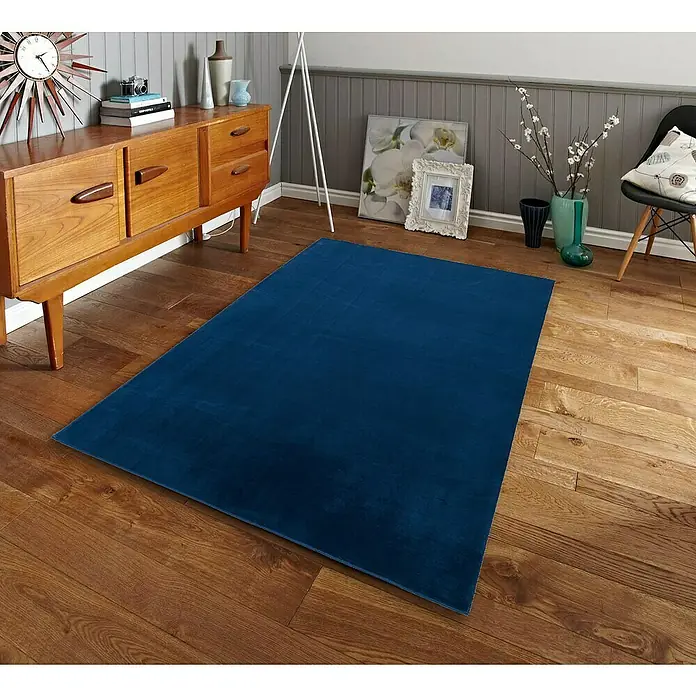 Alfombra de pelo corto Aiden - Azul, 170 x 120 cm, Poliéster - Alfombra azul sobre suelo de madera que agrega calidez y estilo a la habitación. La alfombra es el punto focal de la habitación.