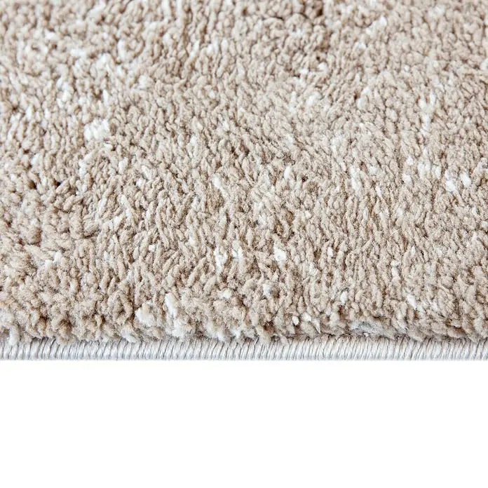 Alfombra de pelo largo Bravo Vigore - Taupe, 180 x 120 cm, Polietileno/Polipropileno - Primer plano de una alfombra beige con motas blancas y un borde sutil, ideal para crear espacios acogedores.