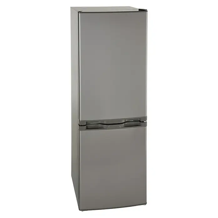 PKM Kühl-Gefrierkombination KG 173 IX-M - Nutzinhalt Gesamt: 173 l, 56 x 50 x 142,2 cm, Silber - Ein silberner Kühlschrank mit zwei Türen, wobei der obere Teil größer ist und der untere Teil als Gefrierschrank dient.