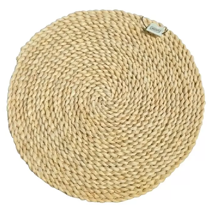 Tisch-Set - Durchmesser: 38 cm, Natur - Rundes Tischset aus hellbeigem, gewebtem Naturmaterial mit Spiralmuster und kleinem Etikett.