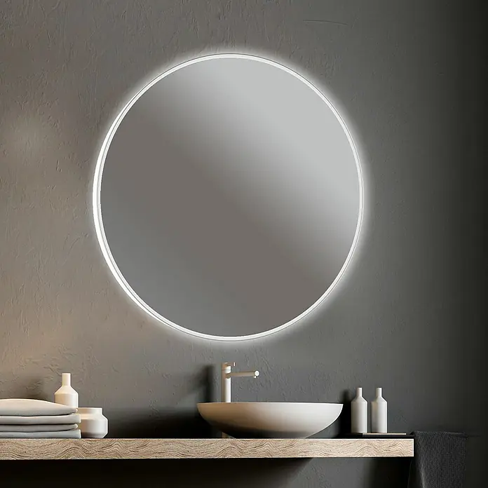 Camargue Espejo con luz Celia - Diámetro: 80 cm - Un espejo de baño redondo con iluminación LED cuelga sobre un lavabo con grifo.