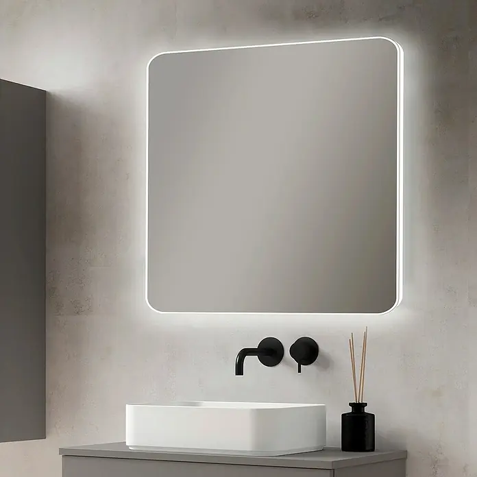 Camargue Espejo con luz Celia - 80 x 80 cm - Configuración de baño moderna con un espejo cuadrado con iluminación LED circundante sobre un lavabo elegante.