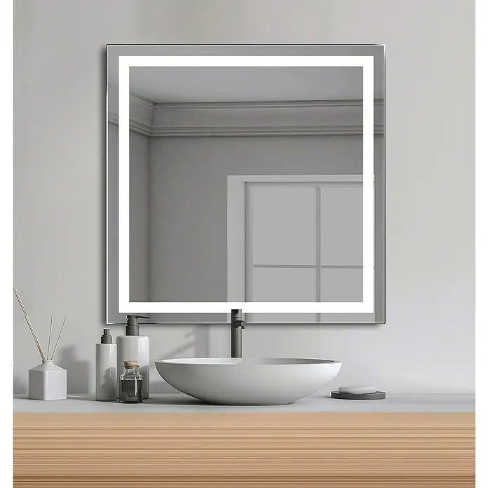 Camargue Espejo con luz Aitana - 80 x 80 cm - Espejo de baño iluminado con un diseño rectangular moderno, colgando sobre un elegante lavabo con artículos de aseo.