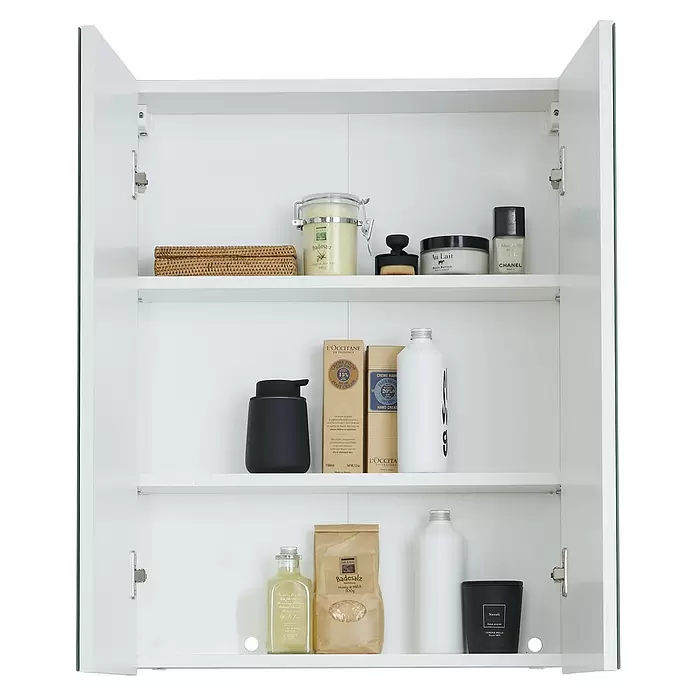Trendteam Skin Spiegelschrank - B x H: 60 x 67 cm, Ohne Beleuchtung, Holz, Weiß - Verschiedene Bade- und Schönheitsprodukte wie Lotionen, Badesalze und Kerzen sind ordentlich in einem weißen Schrank verstaut.