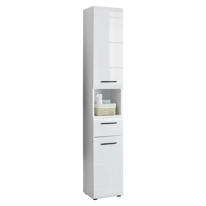 Trendteam Skin Hochschrank - 30 x 31 x 182 cm, Weiß, Mit offenem Fach - Weißer hoher Hochschrank mit drei oberen Schränken, einem offenen Regal mit Korb und Flaschen sowie zwei unteren Schubladen mit schwarzen Griffen.