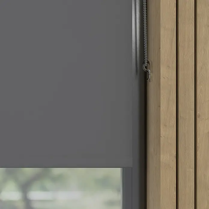 Verdunkelungsrollo Mini Colormatch - B x H: 80 x 150 cm, Anthrazit - Graue Rollos mit Kettenzug an einem Fenster mit Holzverkleidung. Schlichtes Design für moderne Wohnräume, ideal zur Lichtsteuerung.