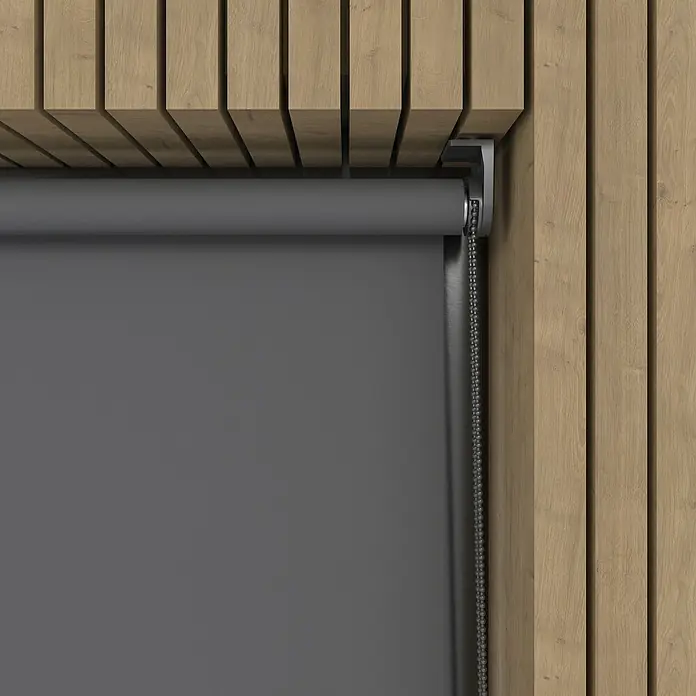 Verdunkelungsrollo Mini Colormatch - B x H: 80 x 150 cm, Anthrazit - Rollo vor einem Holzhintergrund, das eine elegante und funktionale Fensterabdeckungslösung darstellt. Ideal für jedes moderne Interieur.