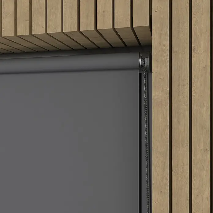 Verdunkelungsrollo Mini Colormatch - B x H: 80 x 150 cm, Anthrazit - Nahaufnahme einer grauen Jalousie vor einer Holzwand. Die Jalousie ist vollständig geschlossen und verdeckt das Fenster.