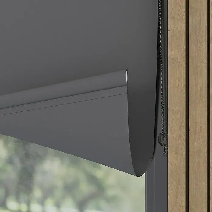 Verdunkelungsrollo Mini Colormatch - B x H: 80 x 150 cm, Anthrazit - Detailaufnahme einer grauen Rollmarkise mit Kettenzug und Holzverkleidung, die eine stilvolle Fensterdekoration zeigt.