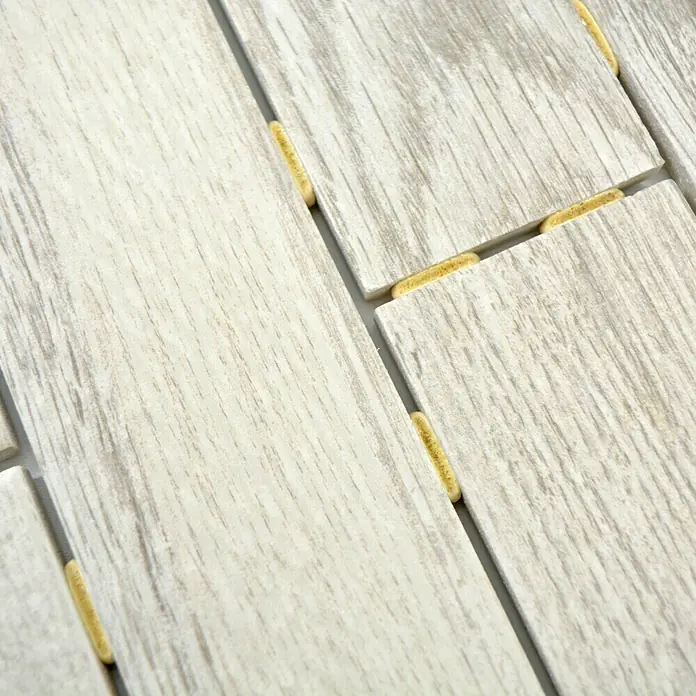 Mosaikfliese Brick Oak Chinchilla CDJ 07BR - 25,2 x 36,7 cm, Hellgrau, Matt - Nahaufnahme von Holzfliesen mit gelben Abstandshaltern, die ein natürliches und modernes Aussehen für Innenräume schaffen.