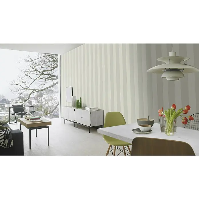 Rasch Tapetenwechsel Vliestapete Streifen - Grau, Streifen, 10,05 x 0,53 m - Innenraum mit einer gestreiften Wandtapete in Weiß- und Grautönen, die eine elegante und moderne Atmosphäre schafft.