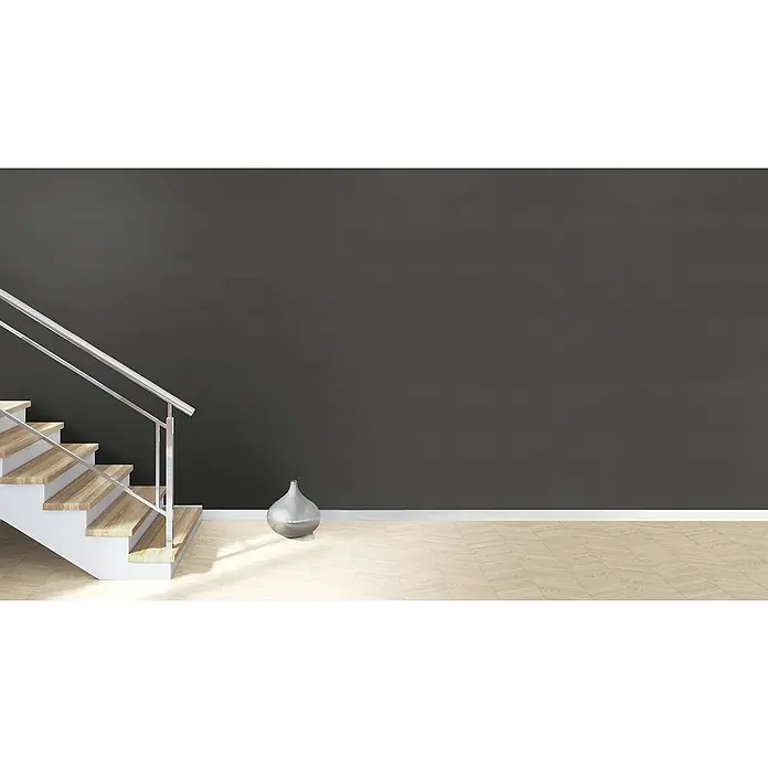 Rasch Tropical House Vliestapete - Schwarz, Uni, 10,05 x 0,53 m - Die elegante Treppe mit Holzstufen und einem silbernen Geländer fügt sich nahtlos in das moderne Interieur mit grauer Wand und stilvoller Vase ein.