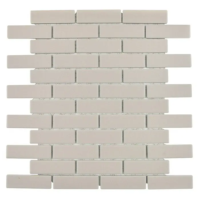 Mosaikfliese Brick Uni CU BR 304 - 26,1 x 29 cm, Hellgrau, Matt - Bild einer beigen Mosaikfliese im Backsteinmuster, ideal für moderne Wandgestaltungen und stilvolle Akzente.