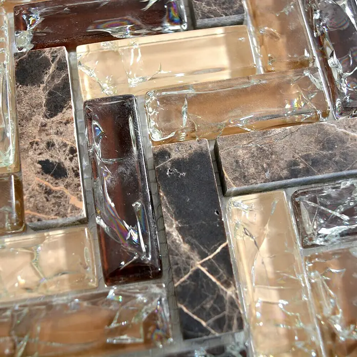 Mosaikfliese Fischgrät Crystal Mix XIC HB1555 - 26,3 x 29,3 cm, Dunkelbraun, Glänzend - Nahaufnahme eines Mosaiks aus Glas- und Marmorfliesen in Braun-, Beige- und Grautönen, das ein elegantes und modernes Design zeigt.