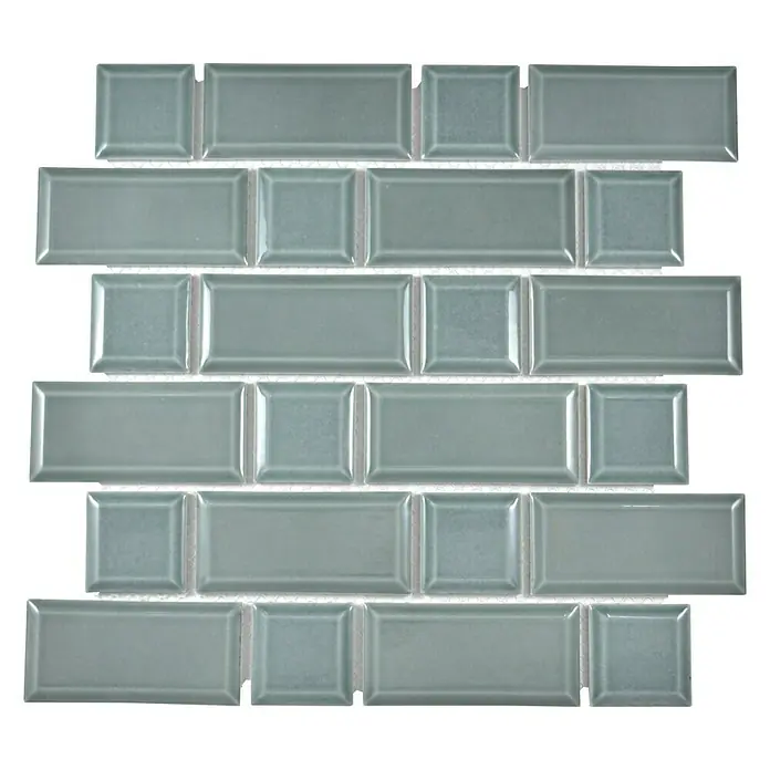 Mosaikfliese Metro Uni CG M06PM - 29,4 x 29,1 cm, Petrol, Glänzend - Nahaufnahme der grünen Keramikfliesen in Ziegelform mit glänzender Oberfläche, ideal für stilvolle Wandverkleidungen.
