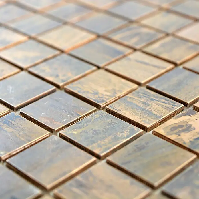 Mosaikfliese Quadrat XK SQ 76 - 30 x 30 cm, Kupfer, Matt - Nahaufnahme von glänzenden, quadratischen Mosaikfliesen in Kupfer- und Grautönen, die ein elegantes Muster für Innenräume bilden.