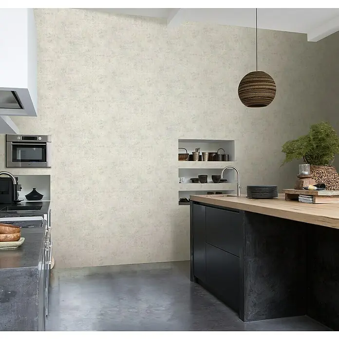 Rasch Vliestapete Beton - Creme, Betonoptik, 10,05 x 0,53 m - Die moderne Küche mit einer hölzernen Arbeitsplatte und hängenden Leuchte bietet einen stilvollen und funktionalen Raum für kulinarische Kreativität.