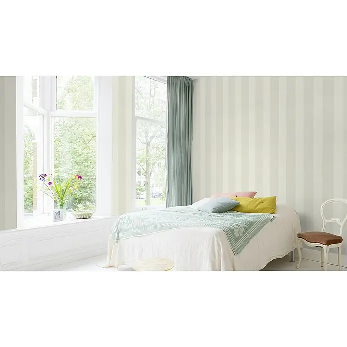Rasch Tapetenwechsel Vliestapete Streifen - Creme, Streifen, 10,05 x 0,53 m - Einladendes Schlafzimmer mit gestreifter Tapete, sanften Farben und natürlichem Licht, das eine ruhige und entspannende Atmosphäre schafft.