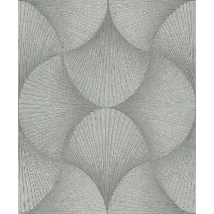 Rasch Sky Lounge Vliestapete Grafik groß - Silbergrau, Grafisch, 10,05 x 0,53 m - Nahaufnahme einer grauen Tapete mit einem sich wiederholenden Muster aus stilisierten Muscheln und texturierten Oberflächen.