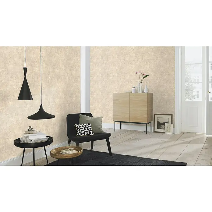 Rasch Vliestapete Beton - Braun, Betonoptik, 10,05 x 0,53 m - Einrichtungsidee mit strukturierten Tapeten in Beige und passenden Möbeln, die ein gemütliches Ambiente schaffen. Elegante Beleuchtung rundet das Bild ab.
