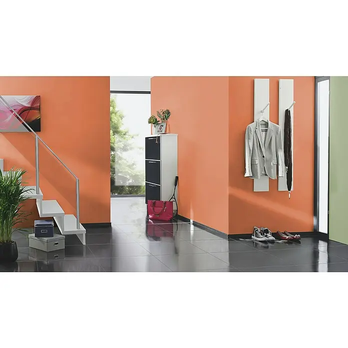 Rasch Tropical House Vliestapete - Dunkelorange, Uni, 10,05 x 0,53 m - Die moderne Inneneinrichtung zeigt eine stilvolle Schuhaufbewahrung und eine minimalistische Garderobe an einer farbenfrohen Wand.