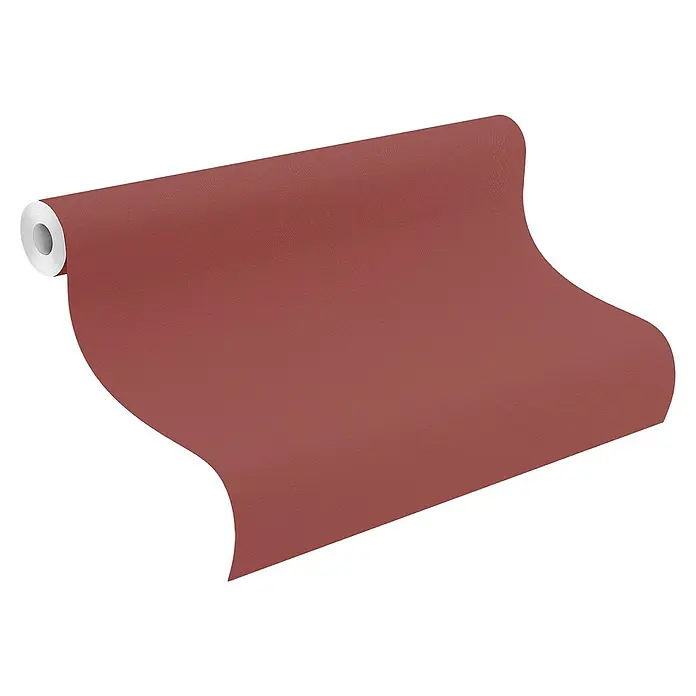 Rasch Tropical House Vliestapete - Ziegelrot, Uni, 10,05 x 0,53 m - Nahaufnahme einer Rolle bordeauxroter Tapete mit einer feinen Textur, die sich sanft abrollt. Ideal für stilvolle Wandgestaltung mit Eleganz und Wärme.