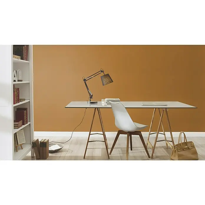 Rasch Tropical House Vliestapete - Cognac, Uni, 10,05 x 0,53 m - Stilvolles Büroambiente mit Schreibtisch, Lampe und Bücherregal in modernem Design für ein inspirierendes Arbeitsumfeld.